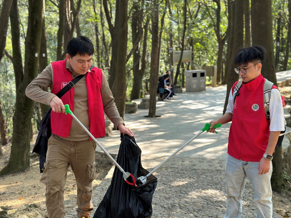 守護(hù)綠水青山，久信達(dá)環(huán)保袋義工點亮陽臺山(圖1)